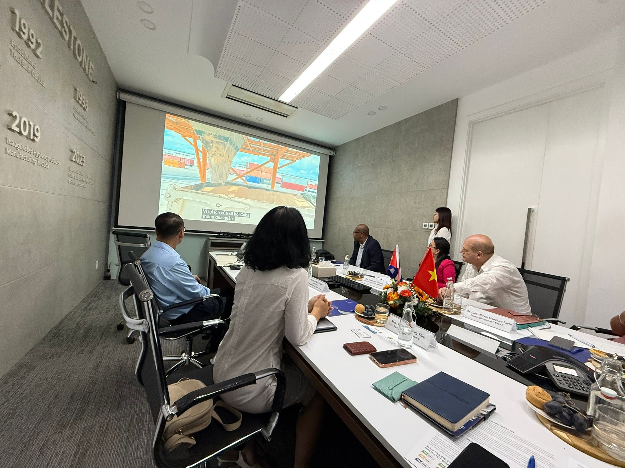 A business exchange with Cuban partners, shared on the TBLOG Facebook page.