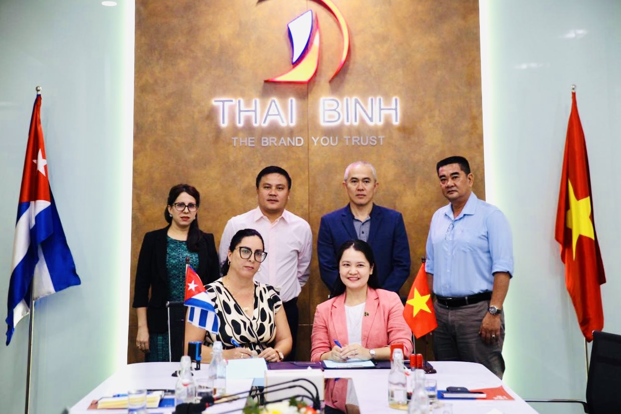 TBLOG meets Cuban partners during a business exchange at Thai Binh.
